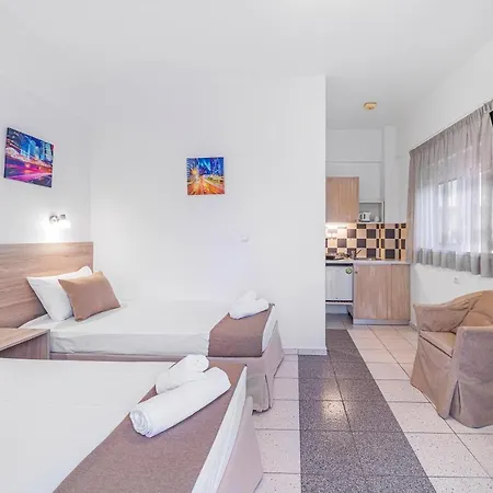 Happy Days Aparthotel 3*